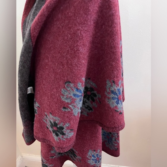 Floral Cape - Picture 5 of 16